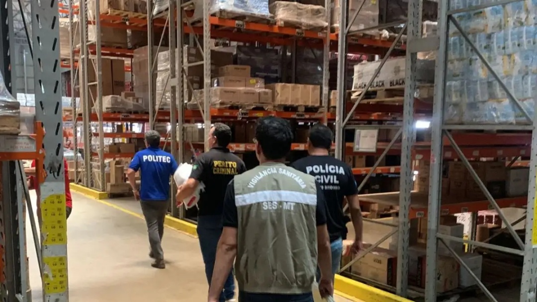 A&ccedil;&atilde;o apreende 7 mil garrafas de u&iacute;sque em distribuidora de V&aacute;rzea Grande