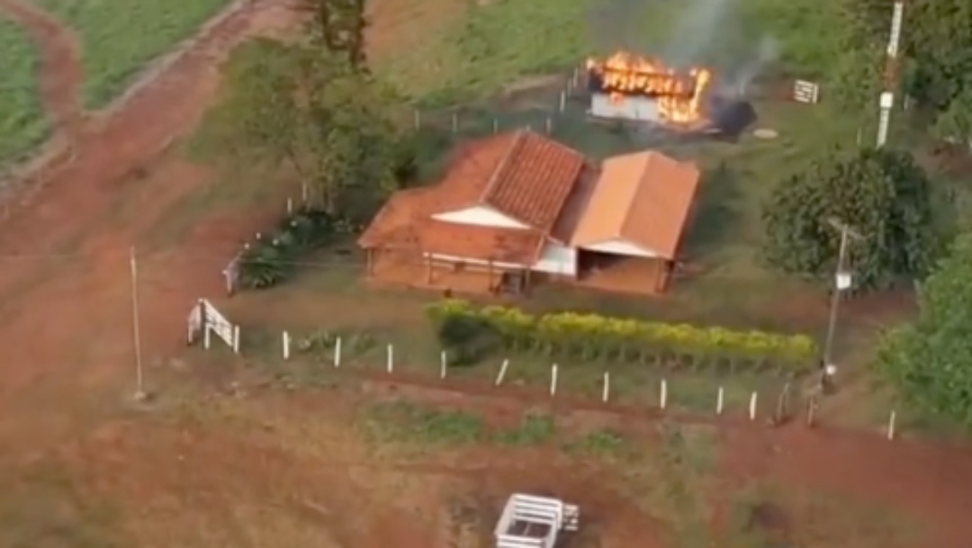 Ind&iacute;genas desocupam fazenda ap&oacute;s colocarem fogo em maquin&aacute;rios e casa em MS