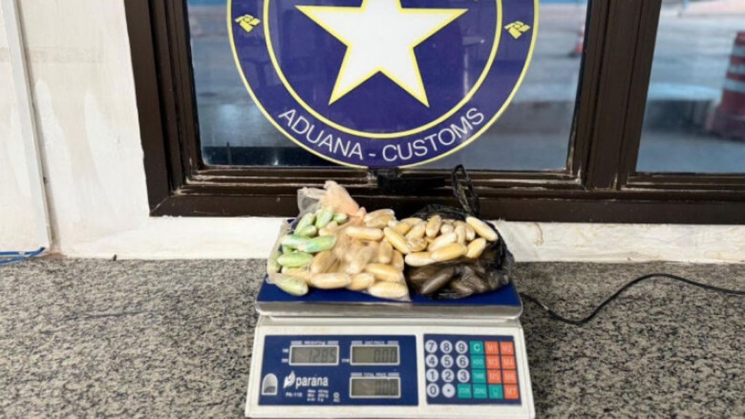 Boliviano &eacute; preso ap&oacute;s engolir 90 c&aacute;psulas de coca&iacute;na