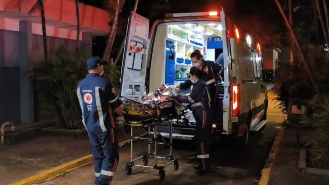 Motociclista perde o controle, bate em lixeira e fica em estado grave