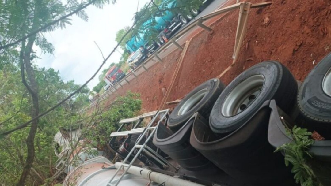 Carreta carregada com álcool tomba na BR-158 e causa congestionamento