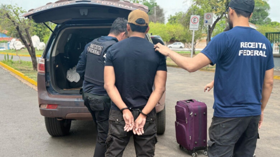 Receita apreende 3 quilos de pasta base de coca&iacute;na em fundo de mala