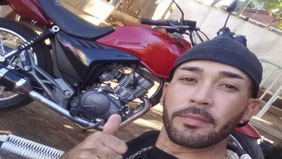 Jovem morre ao colidir motocicleta contra caçamba