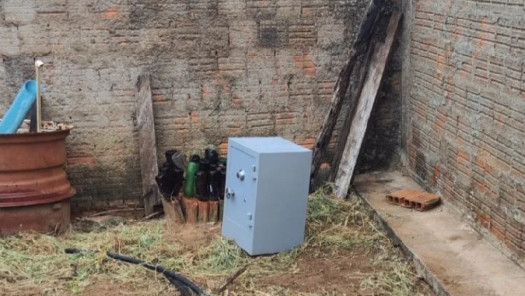 Encapuzados invadem casa, agridem e amarram idoso para roubarem cofre