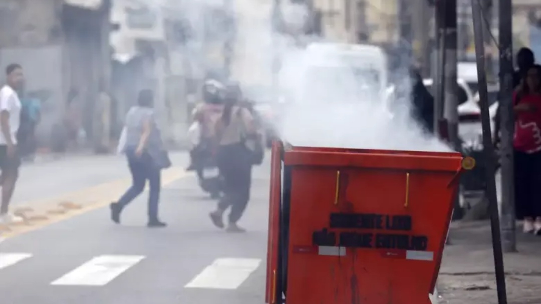 Moradores retiram cerca de 50 corpos em &aacute;rea de mata 