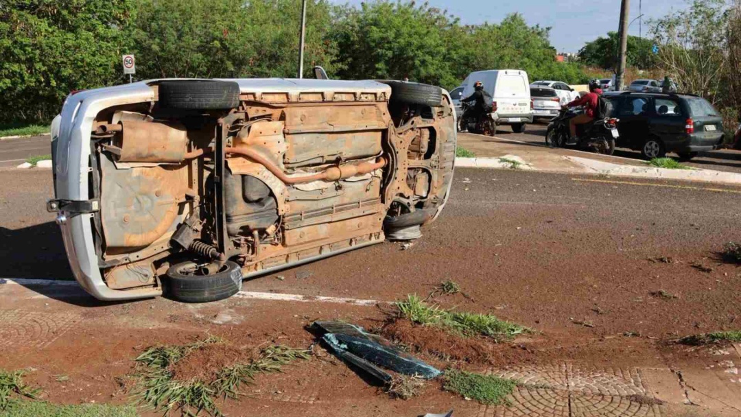 Mec&acirc;nico perde controle da dire&ccedil;&atilde;o ap&oacute;s passar em buraco e tomba ve&iacute;culo no Guanandi