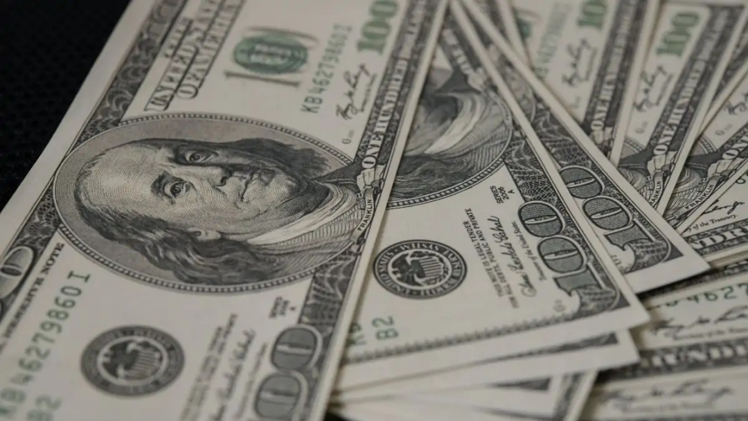 Bolsa renova recorde e d&oacute;lar volta a subir