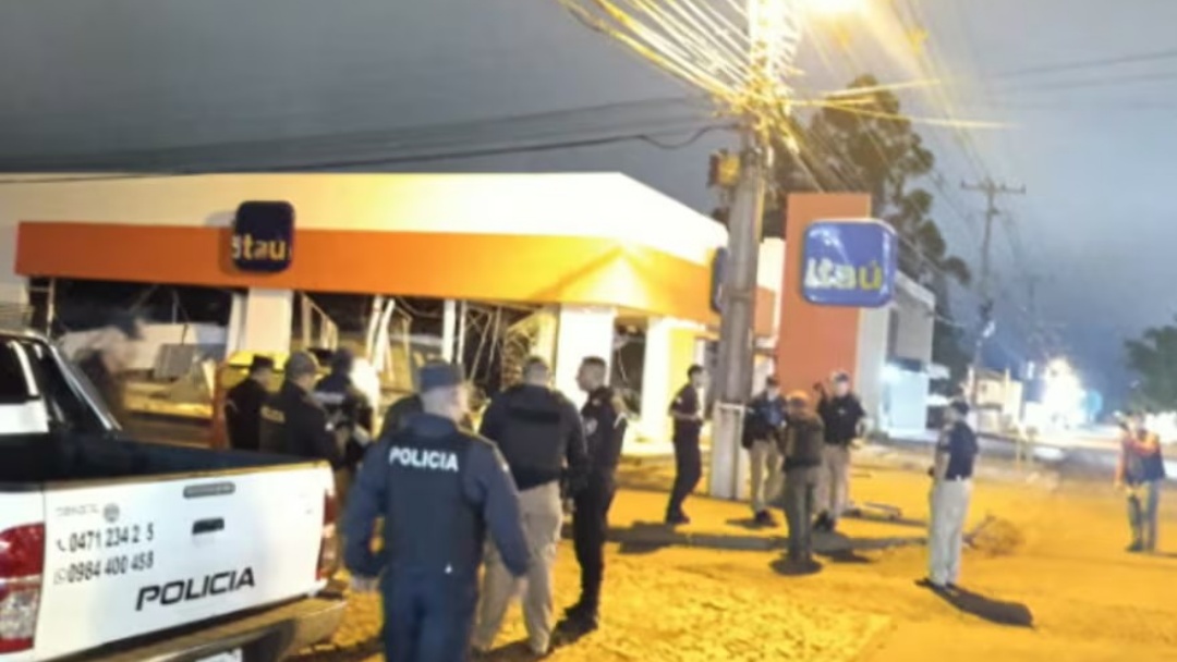 Ladr&otilde;es que assaltaram banco brasileiro na fronteira com MS usaram fuzis e dinamite em gel
