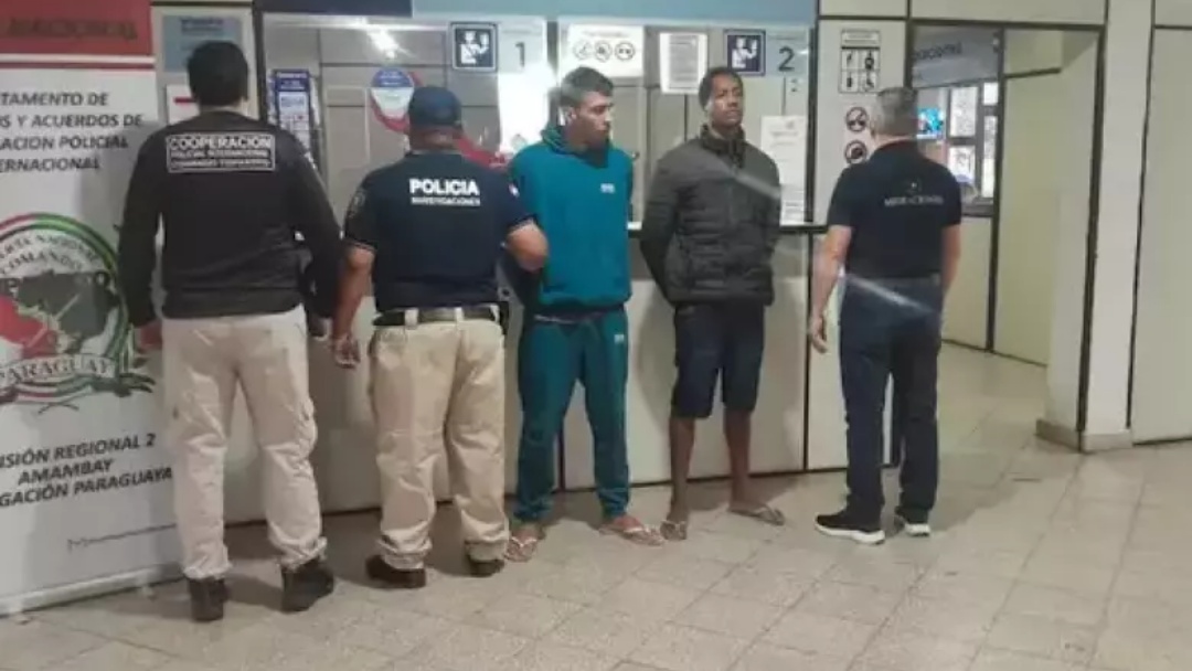 Brasileiros procurados por homic&iacute;dio s&atilde;o expulsos do Paraguai