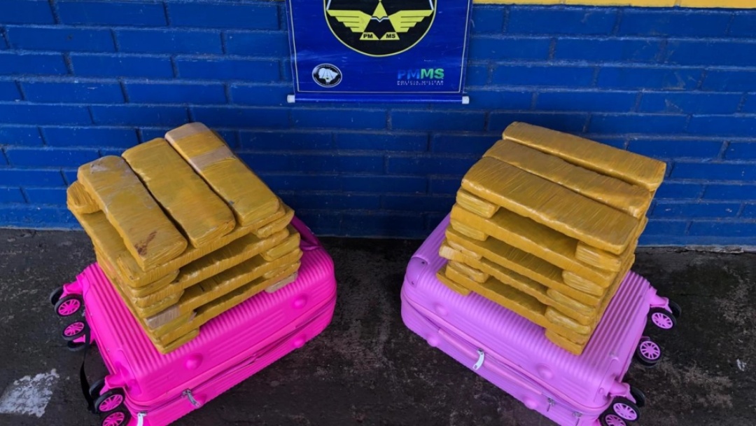 Jovem &eacute; presa com 27 kg de maconha em malas cor-de-rosa