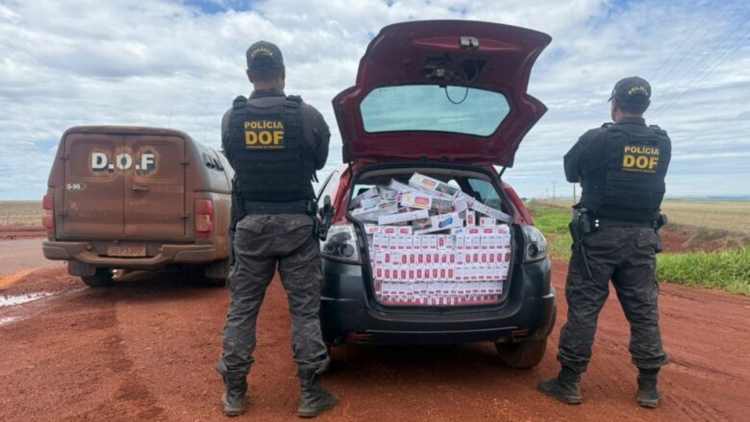 Ap&oacute;s colis&atilde;o, pol&iacute;cia encontra ve&iacute;culo abarrotado de cigarros