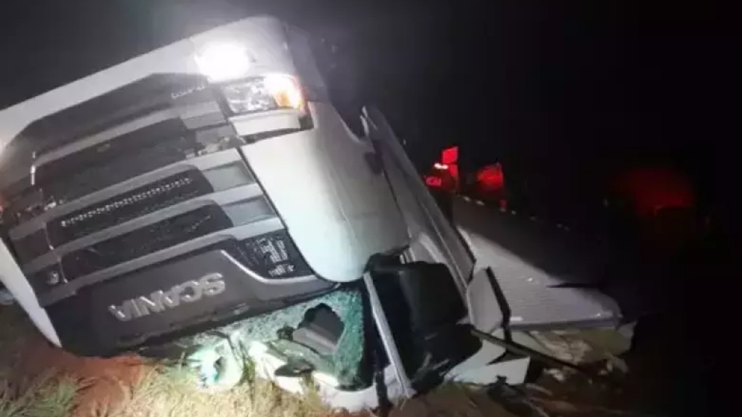 Motorista morre e mulher fica ferida ap&oacute;s caminh&atilde;o capotar