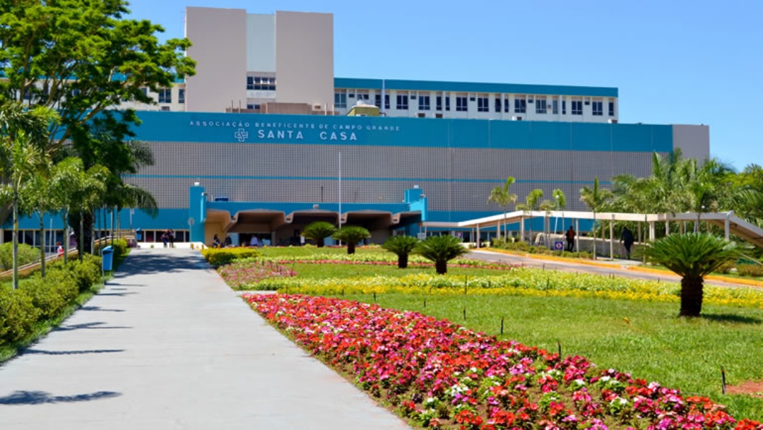 Jovem atropelada na Avenida Dorvalino dos Santos est&aacute; internada em estado grave na Santa Casa