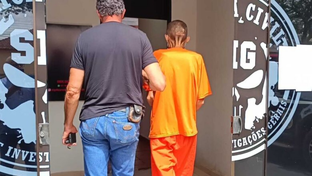 Pol&iacute;cia cumpre mandado contra acusado de espancar casais de idosos em Dourados