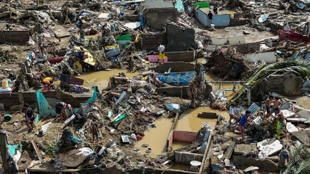 N&uacute;mero de mortos sobe para mais de 90 ap&oacute;s a passagem do tuf&atilde;o Kalmaegi nas Filipinas