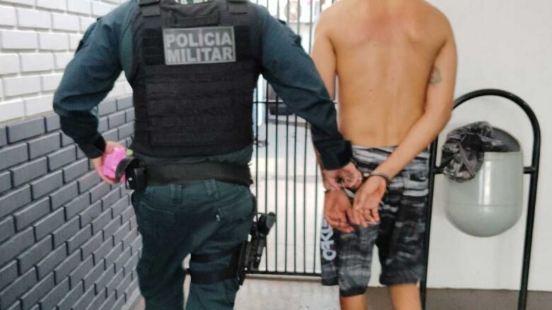 Mulher denuncia companheiro ap&oacute;s agress&atilde;o e pol&iacute;cia descobre drogas no carro