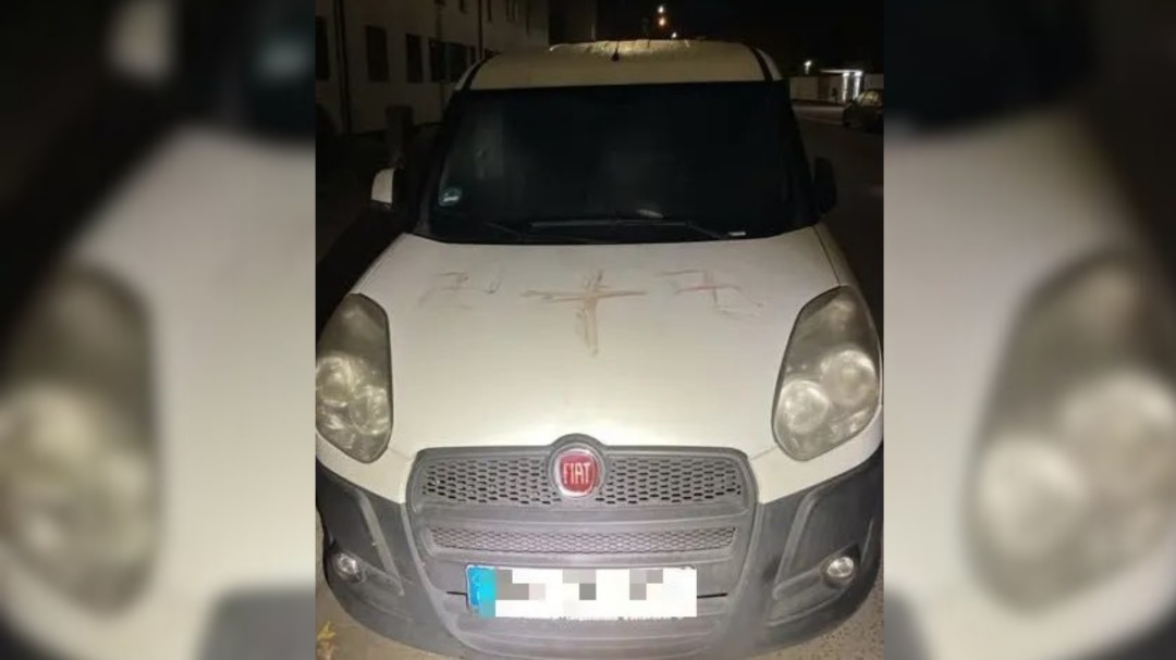Pol&iacute;cia investiga su&aacute;sticas pintadas com sangue humano em mais de 40 carros na Alemanha