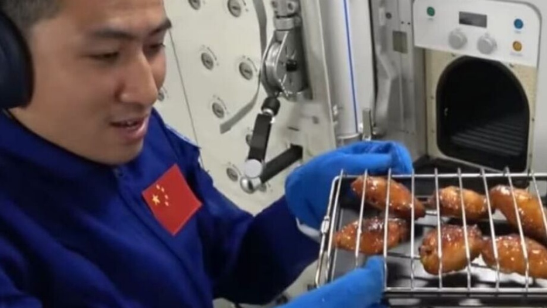 Tripula&ccedil;&atilde;o de Astronautas fazem primeiro churrasco no espa&ccedil;o e gravam v&iacute;deo  