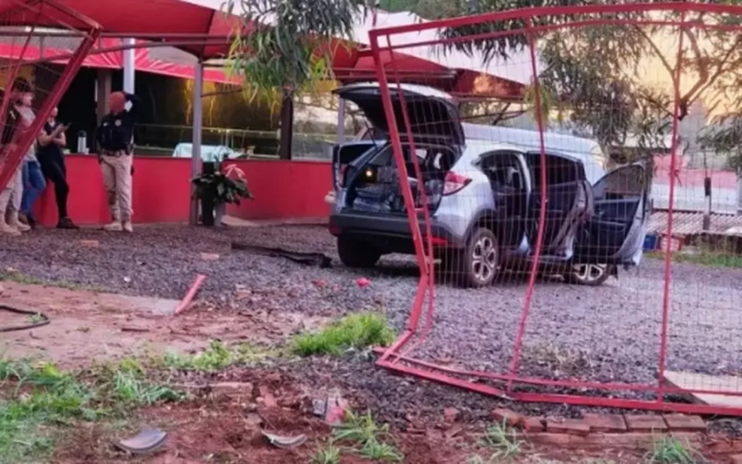 Ve&iacute;culo carregado com maconha invade churrascaria durante fuga