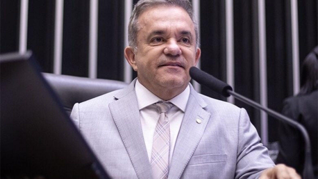 Deputado recebe alta hospitalar ap&oacute;s cirurgia para tratar c&acirc;ncer 