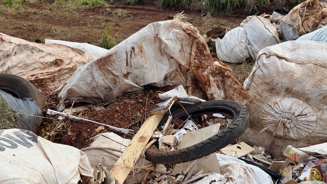 Prefeito vistoria &aacute;rea do futuro ecoponto, se indigna com mistura de lixo e anuncia poss&iacute;vel aplica&ccedil;&atilde;o de multas