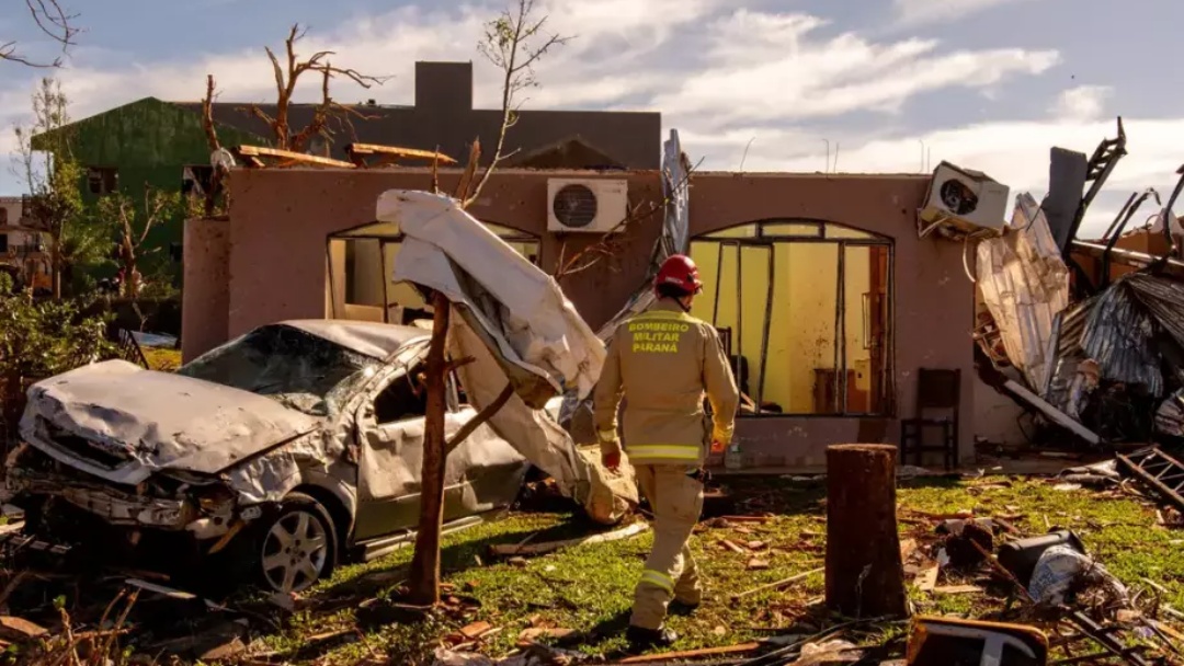 Ap&oacute;s tornado, dois mil moradores seguem sem energia e 32 pessoas est&atilde;o internadas