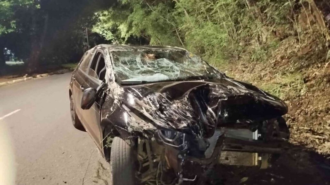 Carro capota e vai parar em canteiro no Jardim dos Estados em Campo Grande