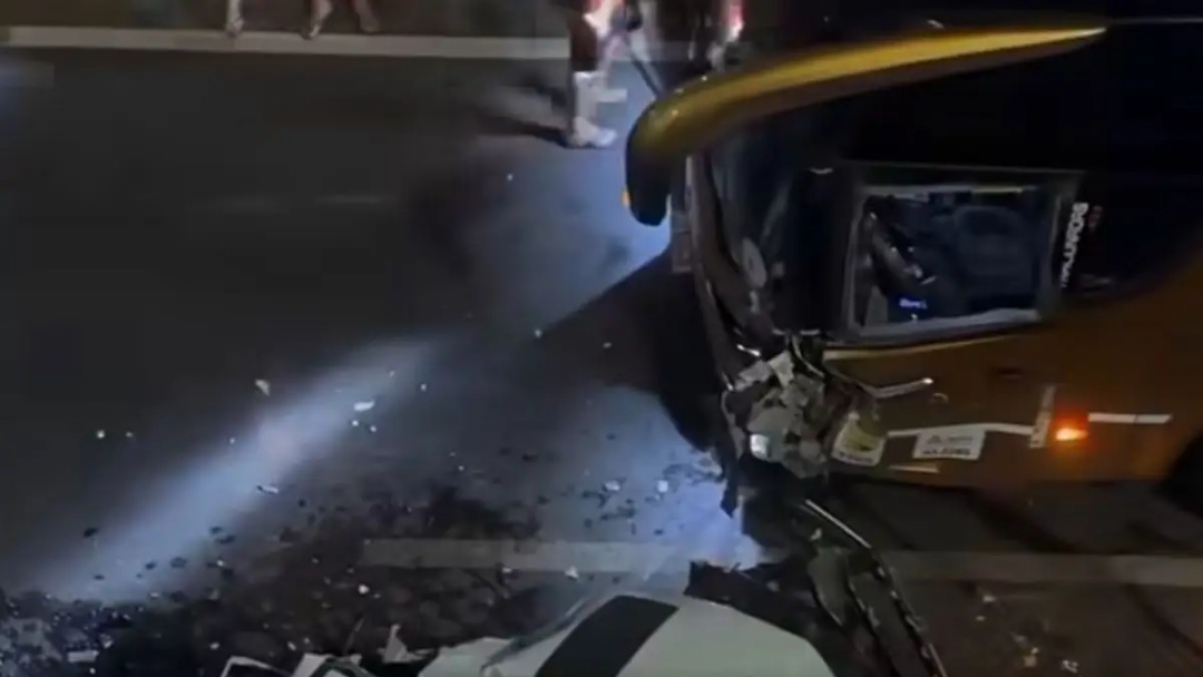 &Ocirc;nibus entra na contram&atilde;o e colide com carro na Avenida Miguel Sutil, em Cuiab&aacute;