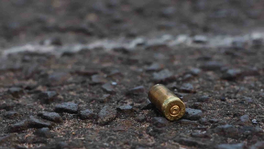 Dupla em motocicleta atira contra barbearia e foge na Vila Margarida