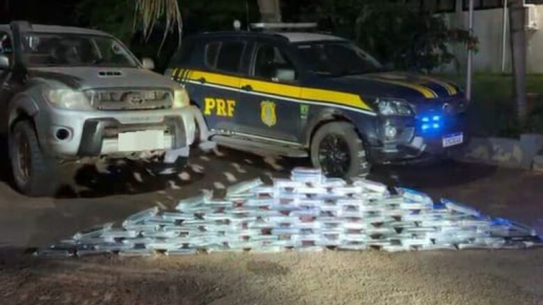 Homem é preso com mais de 100 kg de cocaína escondidos em caminhonete