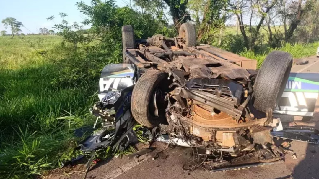 Colisão entre viatura da PM e carreta deixa um policial morto na MS-295