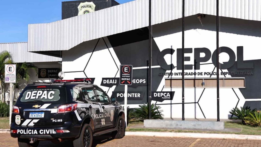 Mulher pede ajuda em igreja ap&oacute;s levar pedrada no bairro Amamba&iacute;