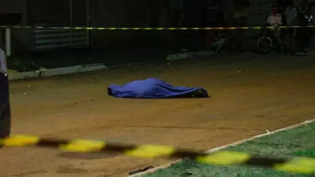 Homem é assassinado com tiro no rosto em praça da Capital