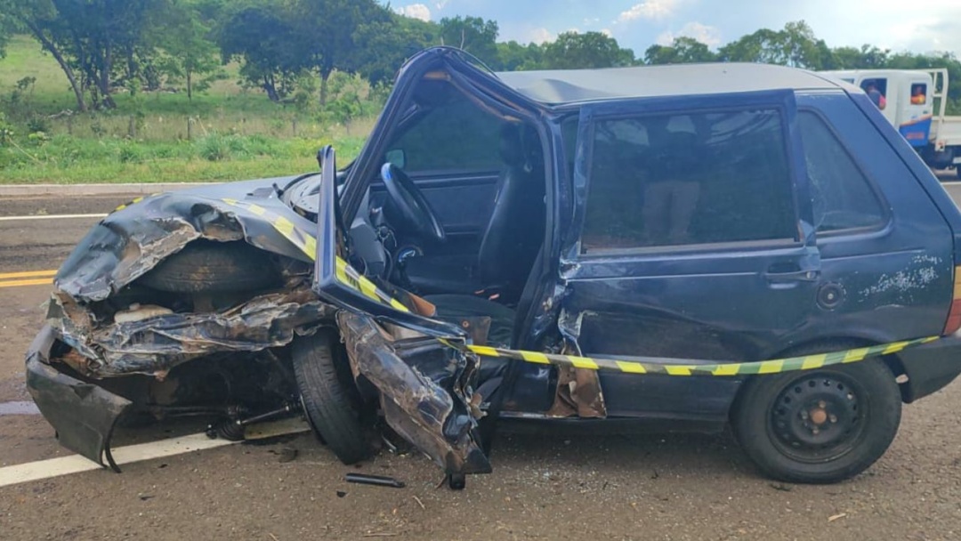 Fiorino invade contram&atilde;o e provoca acidente na BR-359; carros ficaram destru&iacute;dos 