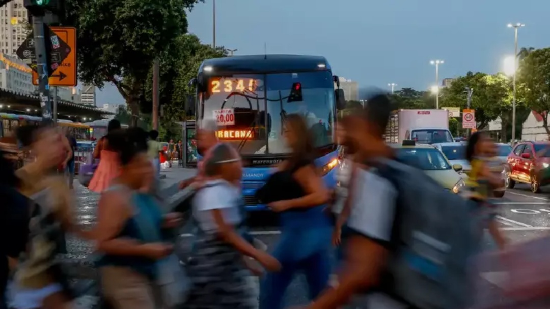 Empresas pagavam, em m&eacute;dia, 15,8% mais a homens que a mulheres em 2023