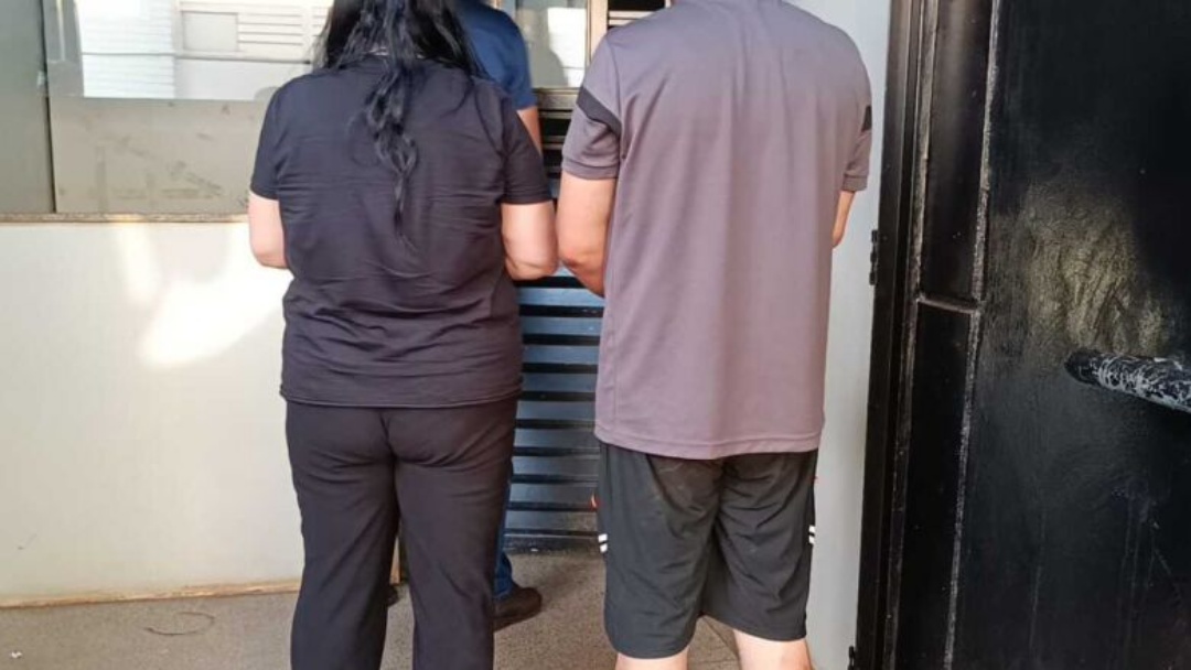 Casal &eacute; preso em Dourados levando carreta furtada para o Paraguai