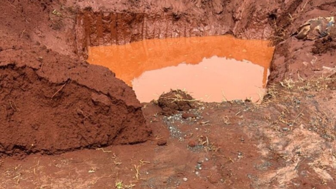 Menino de 8 anos &eacute; encontrado morto ao cair em buraco com &aacute;gua da chuva