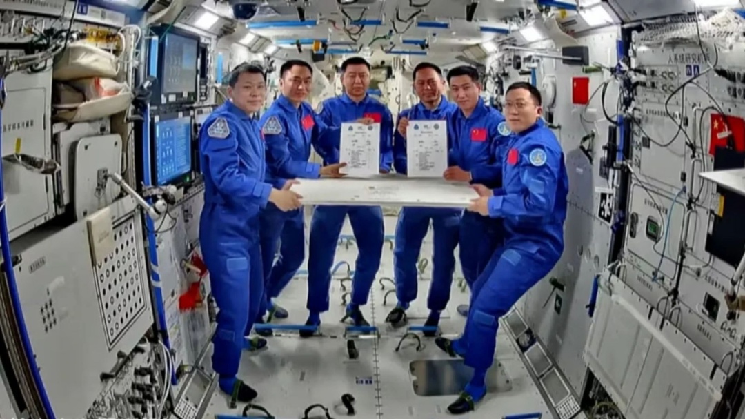 Astronautas chineses retornam &agrave; Terra ap&oacute;s mais de seis meses no espa&ccedil;o