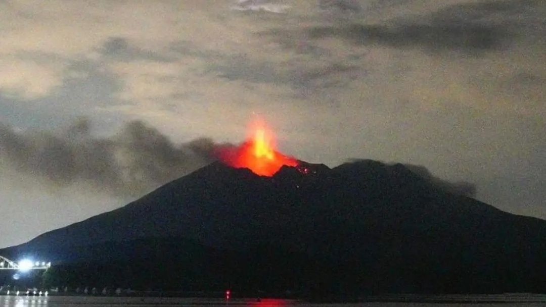 Jap&atilde;o tem voos cancelados ap&oacute;s vulc&atilde;o sofrer s&eacute;rie de erup&ccedil;&otilde;es na madrugada deste domingo