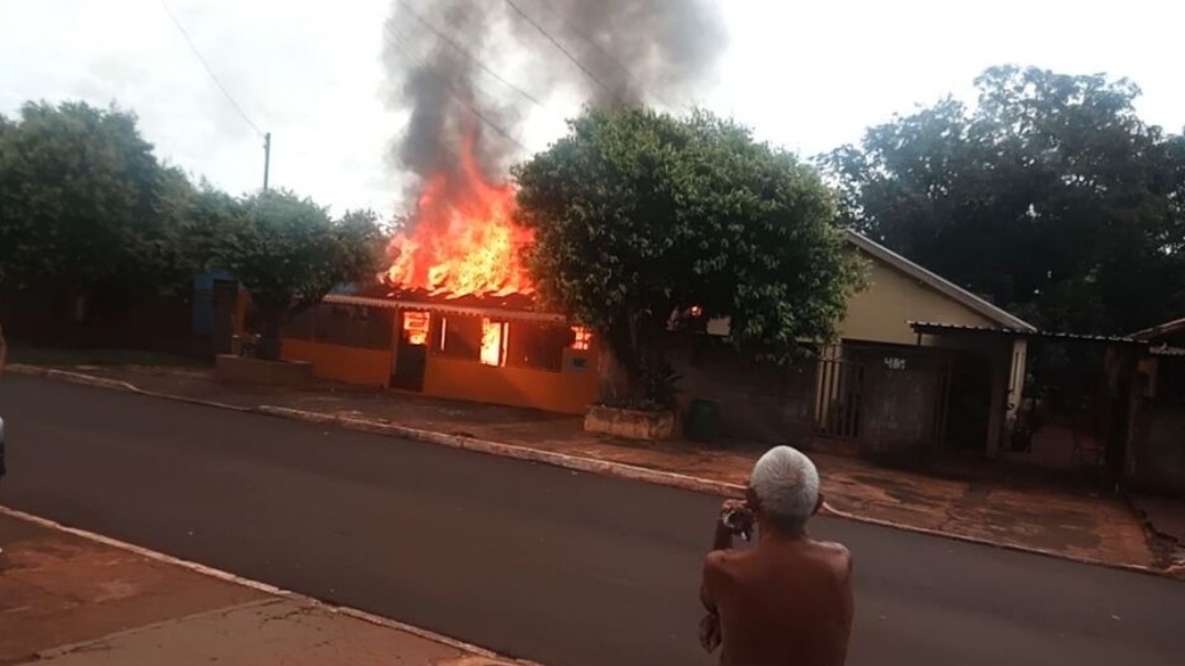 Inc&ecirc;ndio destr&oacute;i resid&ecirc;ncia de idosos em Vicentina  