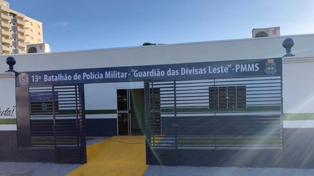 Homem surta e invade batalh&atilde;o da Pol&iacute;cia Militar com uma faca