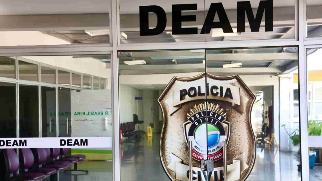 Rapaz &eacute; preso por agredir e amea&ccedil;ar de morte a ex-mulher e filho de 3 anos