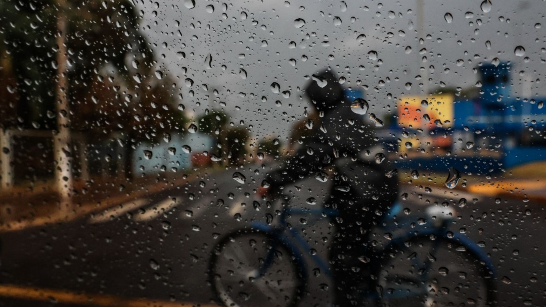 Frente fria traz chuva intensa com raios para Mato Grosso do Sul e região nesta segunda