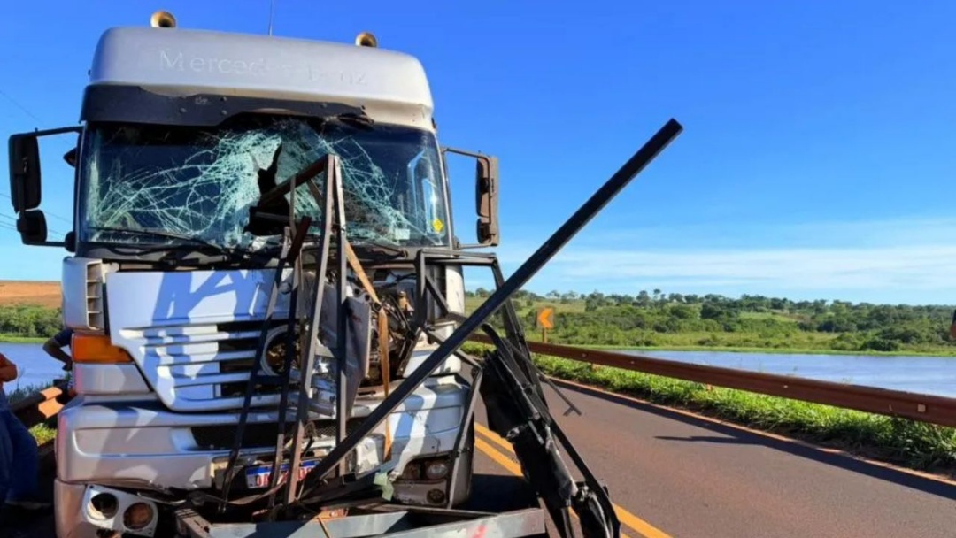 Carretinha se solta, invade contram&atilde;o e atinge caminh&atilde;o na MS-395 em Bataguassu