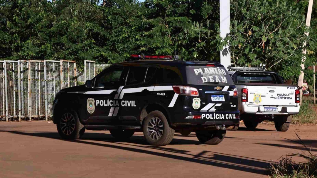 Rapaz &eacute; preso ao arremessar pedras no port&atilde;o da casa da ex-mulher em Campo Grande