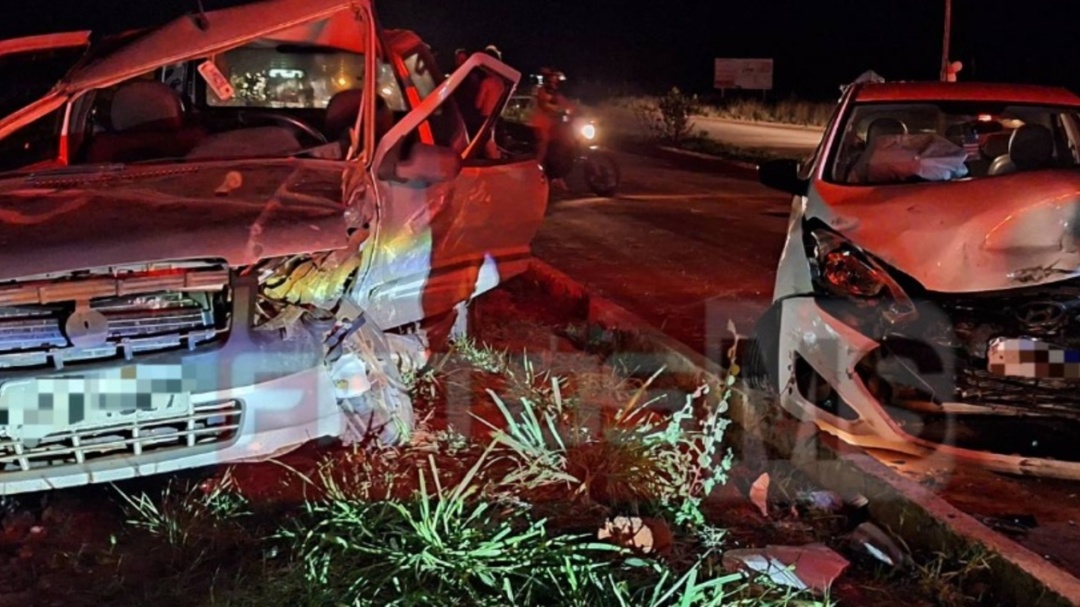 Mulher e bebê ficam presos em veículo em acidente