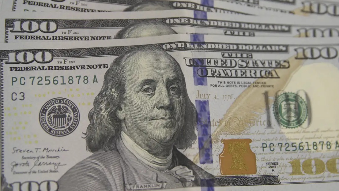 D&oacute;lar supera R$ 5,40 em meio a ajustes e tens&atilde;o pol&iacute;tica