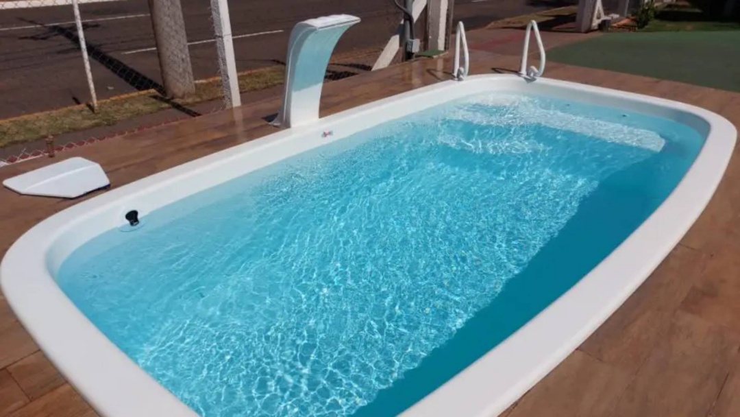 Crian&ccedil;a cai e bate cabe&ccedil;a na borda da piscina 