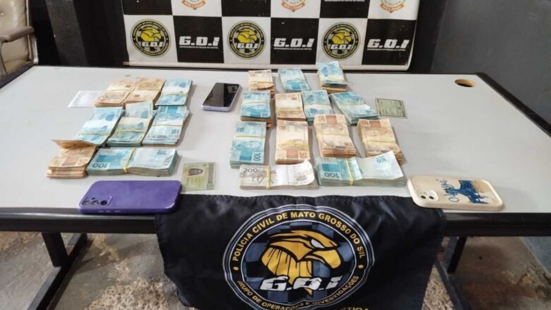 Mulheres furtam mais de R$ 150 mil de homem e acabam presas