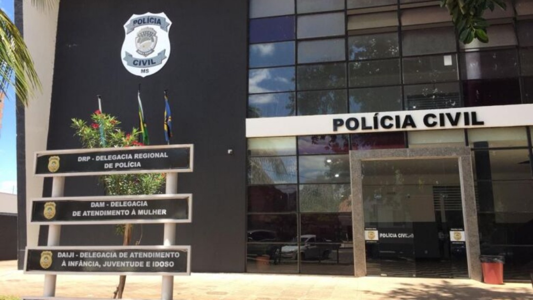 Homem &eacute; preso por agredir, amea&ccedil;ar e manter companheira em c&aacute;rcere privado
